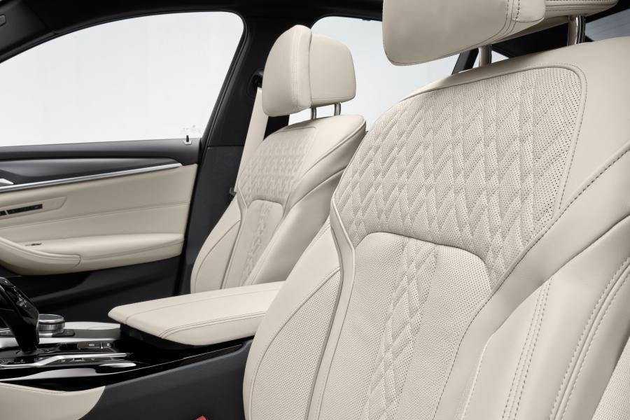 Интерьер BMW 530e xDrive M Sport (G30) 2020 года  (WW) (фото 35 из 78)